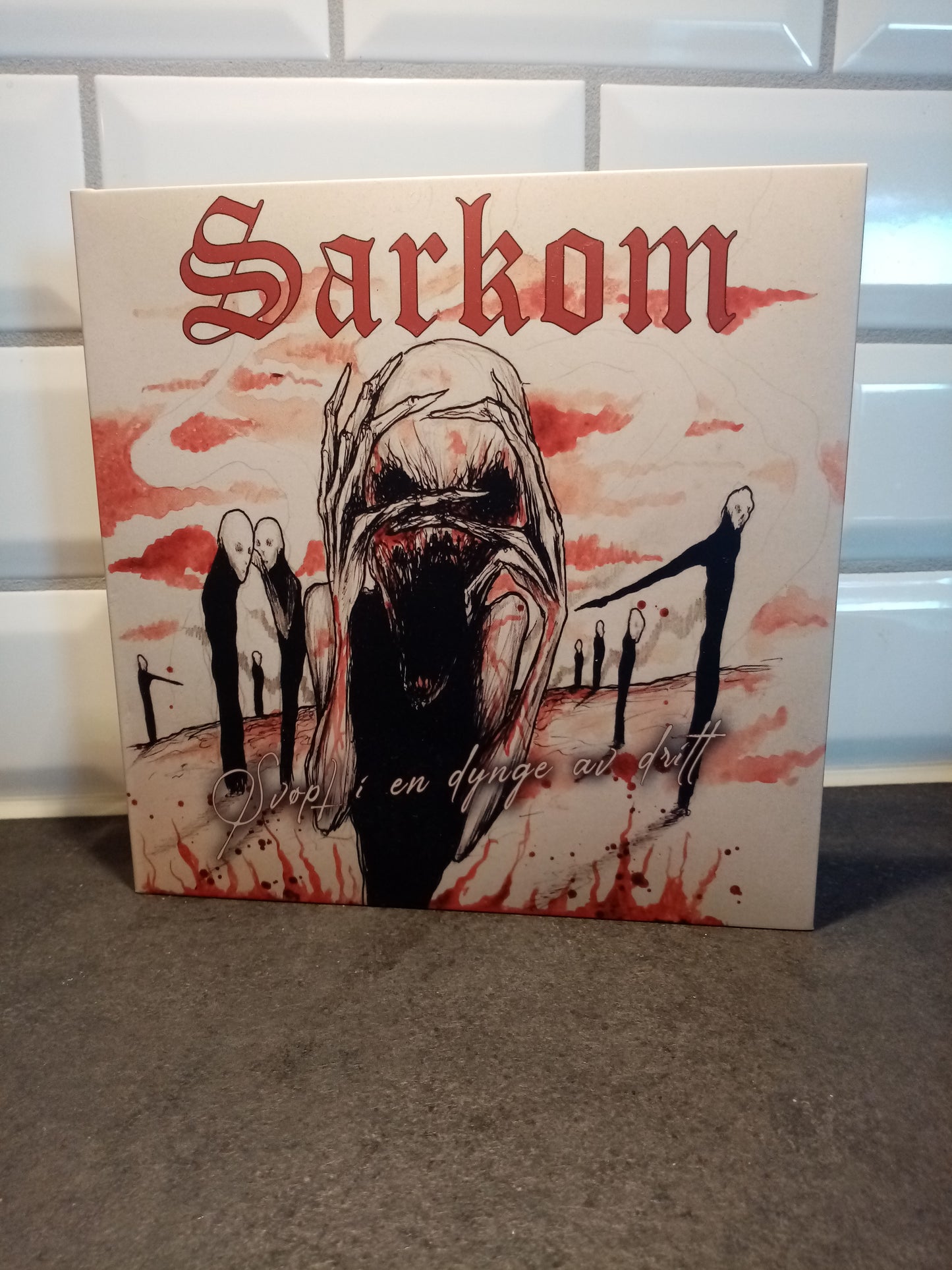 SARKOM - Svøpt i en dynge av dritt T-SHIRT + 7''EP PACKAGE